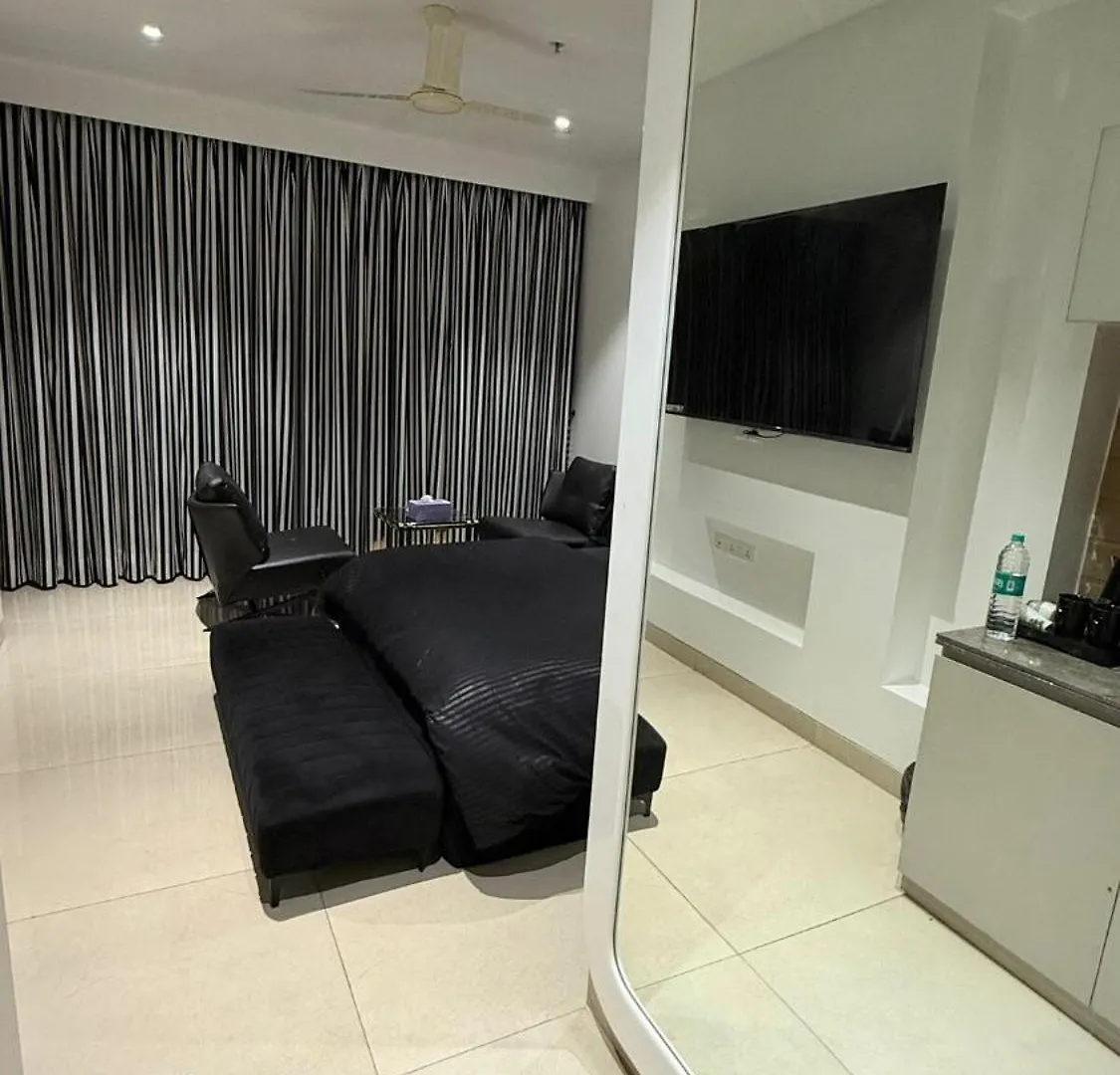 The Classic Contrast Black & White Highrise Studio غورغاون الهند