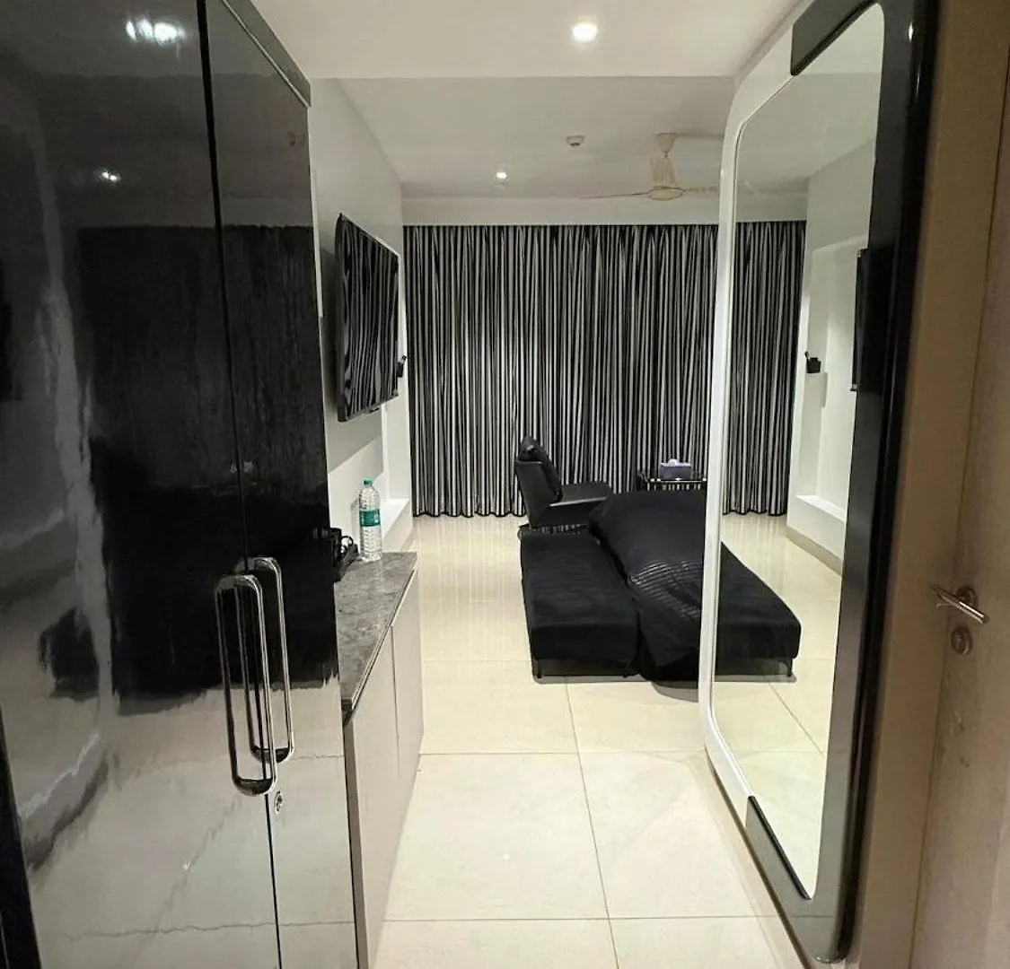 The Classic Contrast Black & White Highrise Studio غورغاون 0*,  الهند