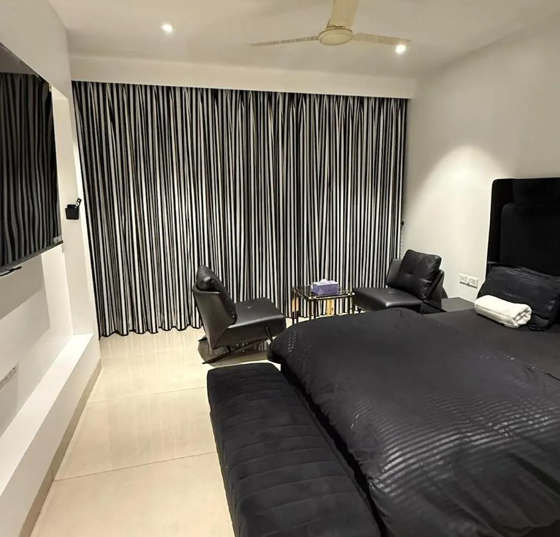 The Classic Contrast Black & White Highrise Studio غورغاون